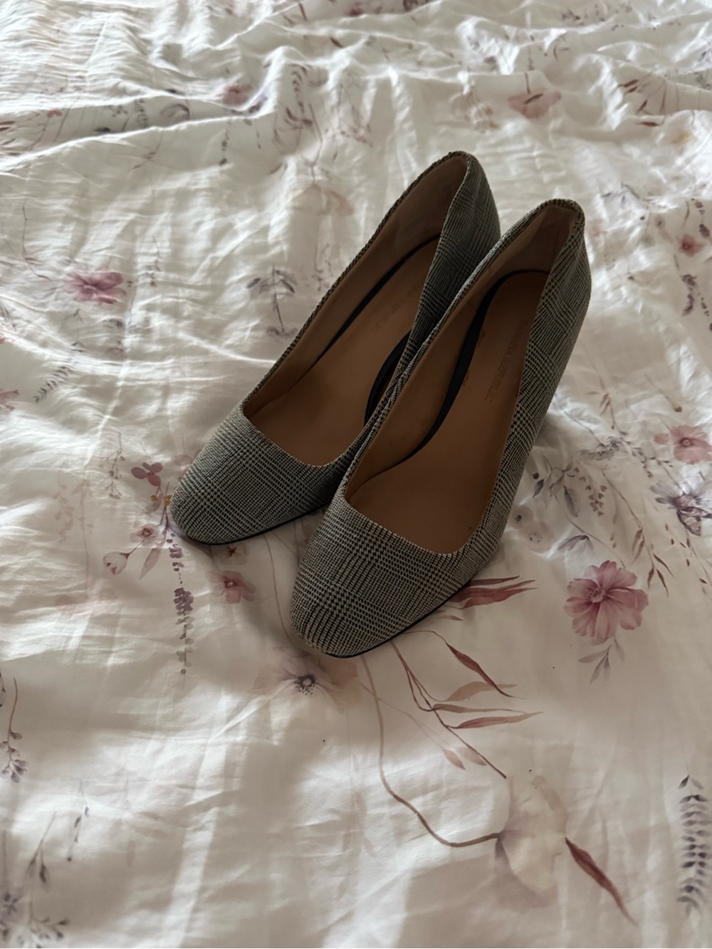 Banana Republic Gray Plaid Pumps